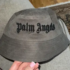 palm angels sommar hatt till sommaren, som min bror har köpt när han var utomlands, aldrig använd, kan användas både för killar och tjejer. 