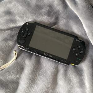 Säljer detta psp i bra skick, man få med lite spel och ett fodral till psp:et! Pris kan diskuteras vid snabb affär