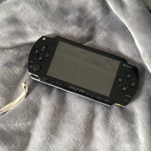 Psp  - Säljer detta psp i bra skick, man få med lite spel och ett fodral till psp:et! Pris kan diskuteras vid snabb affär