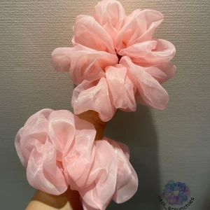 XXL- Baby Pink Scrunchies 1st - Mått diameter: ~20 cm(XXL) Material: Polyester Instagram: sol_scrunchies