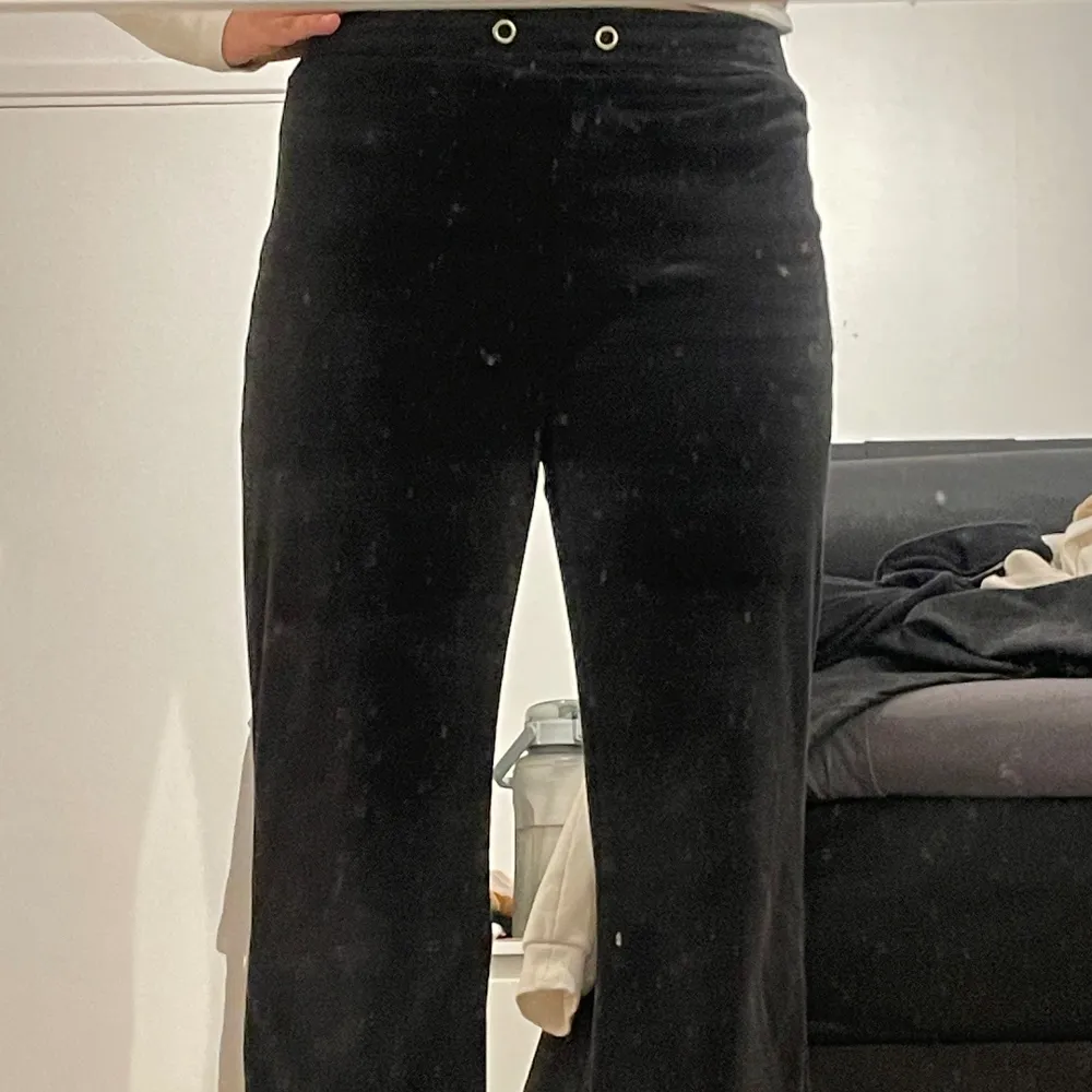 Svarta mjukisbyxor från Gina Tricot utan snöre Strl. S Knappt använda. Jeans & Byxor.