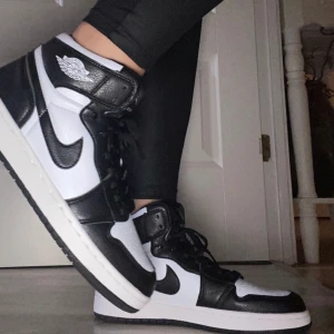 Air Jordan 1 Mid - Säljer dessa svart vita mid jordans i storlek 38! Jätte fina men kommer inte till användning mera. Dom är inte så gamla heller använt 3/2 gånger annars ser dom helt nya ut köptes för 1 699.
