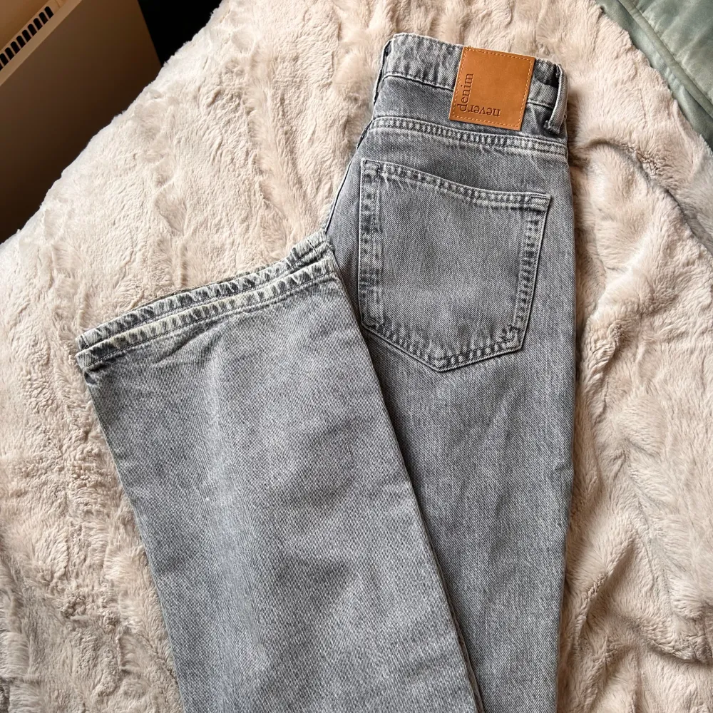 Supersnygga och högmidjade jeans från Bikbok. Sparsamt använda. Säljes då de är lite stora på mig :(. Jeans & Byxor.