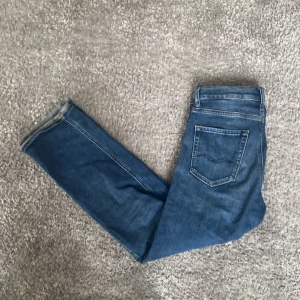 Replay jeans - Hej! Säljer ett par riktigt feta Replay jeans i storlek 158. Säljer jeansen för att de inte kommer till användning längre. Använt jeansen ett par fåtal gånger, så de är nästan helt nya. Tveka inte att skriva om ni har några funderingar.