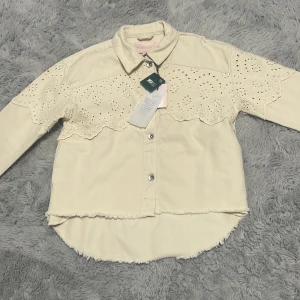 Helt ny jeans jack  - Helt ny . Stl. 140/10 år . 