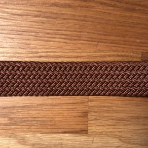 Flätat bälte  - Säljer det här nya och oanvända flätade bältet. Hela bältet bortsett från metallbiten är ca 101 cm långt, men kan stretchas ut till en större storlek. Pris: 69 kr