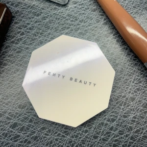 Fenty highliter  - Säljer denna fina highliter från fenty då den inte kommer till användning längre. Jättefin och ganska neutral.  Nypris; 459 kr  Mitt pris; 200 kr 