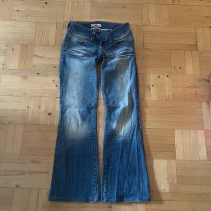 Så snygga lågmidjade vintage jeans med jättecoolt spänne. Midjemåttet är 39 tvärs över och innerbenslängden är 80. Skriv vid eventuella frågor❤️står att det är str 29 i dem.