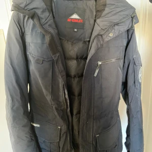 M kinley jacka  - En fin och bra M kinley jacka i fint kick. Säljer pågrund av utrensning. Storlek XS