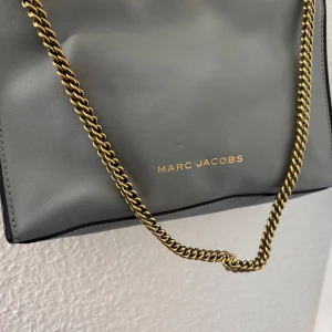 Marc Jacobs väska - Bra skick medelstor grå Nypris 7000kr 