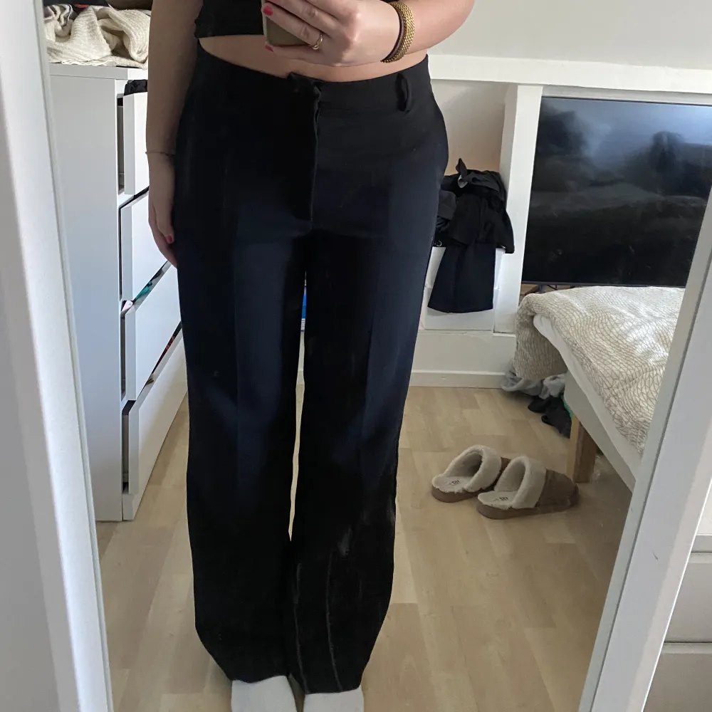 Säljer mina raka svarta kostymbyxor från Lindex. I modellen NOOR (extra långa ben). Jag är ca 172 och de är perfekt långa till mig. Jag brukar ha de lite mer low waist men man kan även dra upp de! Säljer då jag har fler och inte får användning av dessa! ❣️. Jeans & Byxor.