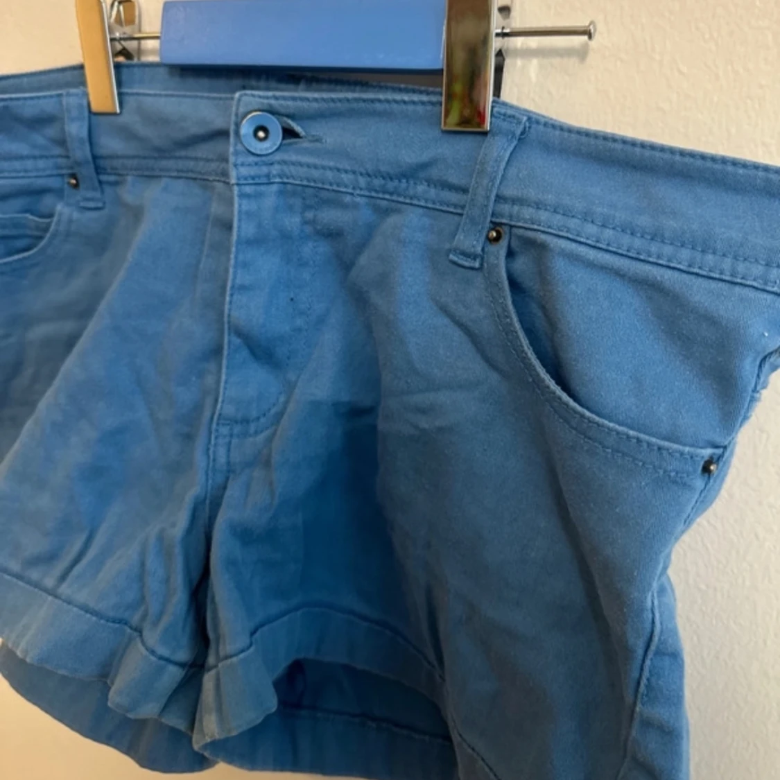 Blåa shorts från red lebel i mycket bra skick - 90