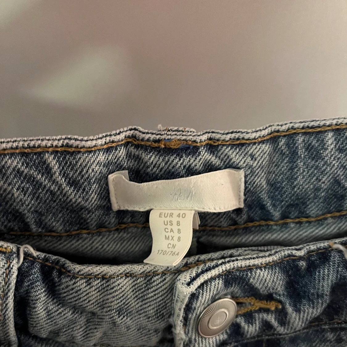 Ljusblå jeans med slits - 92