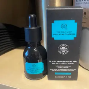 Gör det smidigt och fräscht på natten för blandhy och fet hud med Himalayan Charcoal Skin Clarifying Night Peel. Med endast några droppar av den superlätta nattpeeling drar du ut orenheter och fräschar upp huden så att den känns klar och smidig. 