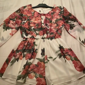 Blommig playsuit - Blommig playsuit i väldigt bra skick, endast använd ett fåtal gånger 