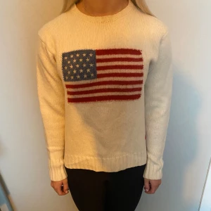 Ralph Lauren tröja tjej - Tröja från Ralph Lauren. OBS den har krympt i tvätten så storleken är mer som S/XS, utöver detta är den i bra skick. Nypris ca 1 200
