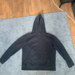 Hoodie från A Days March. Använd men i fint skick! Mörkblå/grå i färgen. Ganska liten i storleken, kort i ärmarna för mig. Men sitter rätt boxy och snyggt på något med xs/small i vanliga fall! Ordinarie pris 1200 kr.