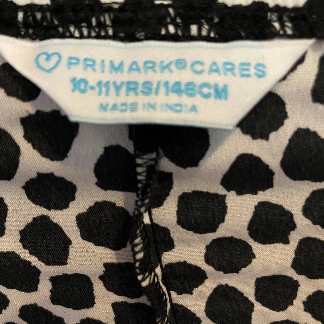 Prickig onepiece med hål i midjan - 91