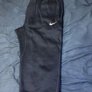 Helt nya Nike byxor oandvända  pris kan diskuteras  den är lite liten i storleken, den passar XL