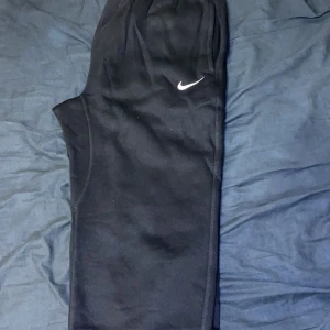 Nike pants  - Helt nya Nike byxor oandvända  pris kan diskuteras  den är lite liten i storleken, den passar XL