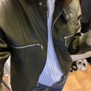 Grön skinnjacka  - Bra skick, ej riktig skinn. Köparen står för eventuell frakt. 💕