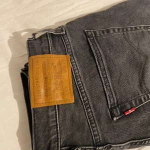Nya Levis 514 jeans  - Levis 514 som har blivit omsydda på Levis för dom var för långa till Längd 30 istället för 32. Dom är sydda så att man enkelt kan ta bort tråden så dom blir 32 igen utan några skador 