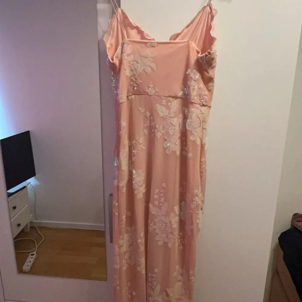 Rosa klänning perfekt till bröllops tillfällen och även bal aldrig använd den är rosa med paljetter sedan slits ner till har även dragkedja (FRAKTEN LIGGER PÅ 9kr!)🌸. Klänningar.