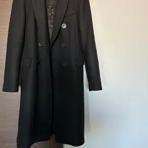 Klassisk ull kappa från zara, Oanvänd pga fel storlek så helt ny och är endast provad! Nypris 1099kr! Storlek s men passar även en M 
