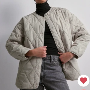 Vårjacka - Helt ny och oanvänd vårjacka! Säljer då jag har för mycket jackor😌 Ordinarie pris 549 kr