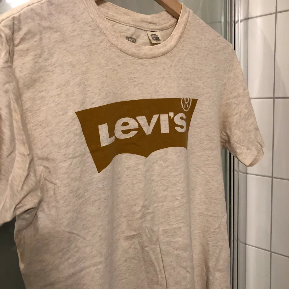 Beige T-shirt från Levis. Sparsamt använd. Inget att anmärka på . T-shirts.