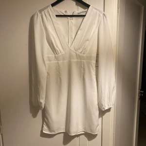 Studentklänning  - Säljer denna helt oanvända vita klänning, lappen kvar! Blev inte använd på min student. Ifrån Nelly i storlek 34🩷200kr 