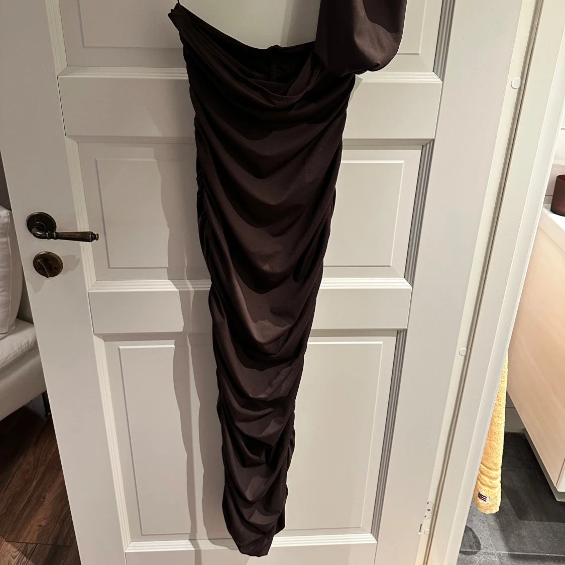 Brun one-shoulder klänning