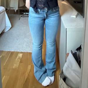 Säljer dessa lågmidjade bootcut jeans från lager 157 i storlek 38. Sparsamt använda 💗