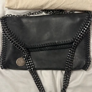 Stella McCartney väska  - Mellanstora storleken, aldrig använd och är i utmärkt skick!