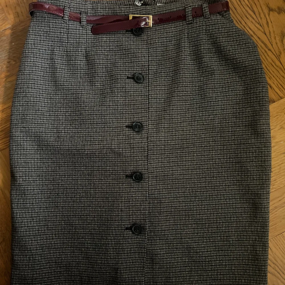 Jättefin vintage högmidjade kjol från H&M bälte ingår ej bara för dekoration.. Kjolar.
