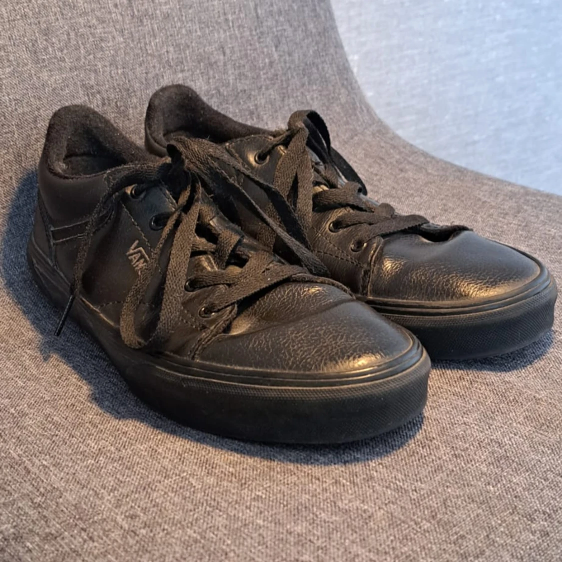 Ett par svarta Vans - 90