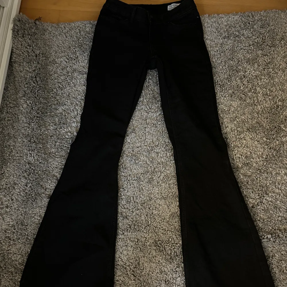 Svarta lågmidjade jeans från vero moda i storlek 30 passar någon Med storlek S, aldrig använda då jag köpte fel storlek och ej passar mig❤️. Jeans & Byxor.