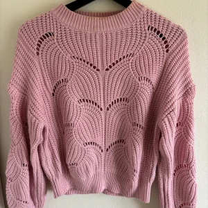 Gina tricot tröja - Stickad tröja från Gina i rosa. Lite fläckar vid kragen men kan såklart prova tvätta den innan den skickas så går det säkert bort😀🙏🏼 annars fint skick