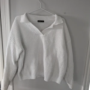 Vit tröja  - Vit tröja i mycket bra skick, använd fåtal gånger. Normal I storleken. 