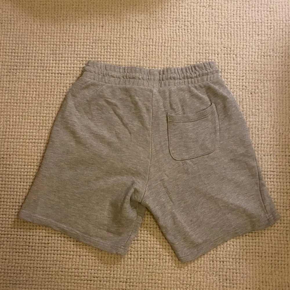 Sköna och snygga shorts till sommaren!  Storlek: S    Originalpris: 139kr    Märke:   H&M    Material: 97% bomull, 3% viskos    Skick: Bra    Färg: Grå    Pris: 59kr  Hör av er vid intresse eller frågor 🙌. Shorts.