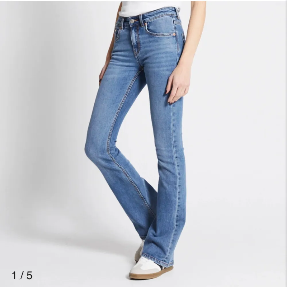 Säljer mina fina bootcut jeans från 157 lager. De har använts ett par gånger och de är lpgmidjade\Mid. De har lite skador vide benet men inte så mycket. Skriv gärna om fler bilder. STORLEK M❤️. Jeans & Byxor.