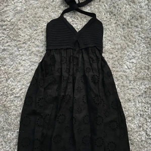 Halterneck klänning från zara - Säljer min i princip nya klänning från zara då den inte kommer till användning längre, passar xs-m❤️