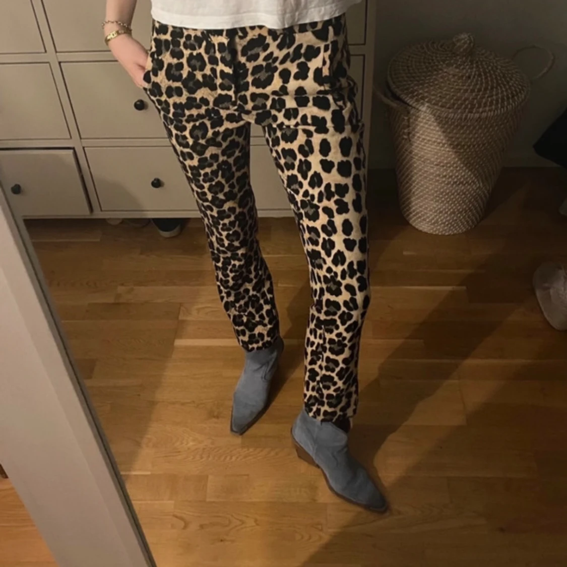 Trendiga leopardbyxor