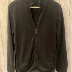 Full zip - En riktigt schysst full zip i väldigt bra skick, säljer för att jag inte längre använder!!🌟