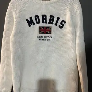 Nu säljer vi denna vita Morris tröjan i storlek S som är använd ett fåtal gånger. Ny pris 799kr