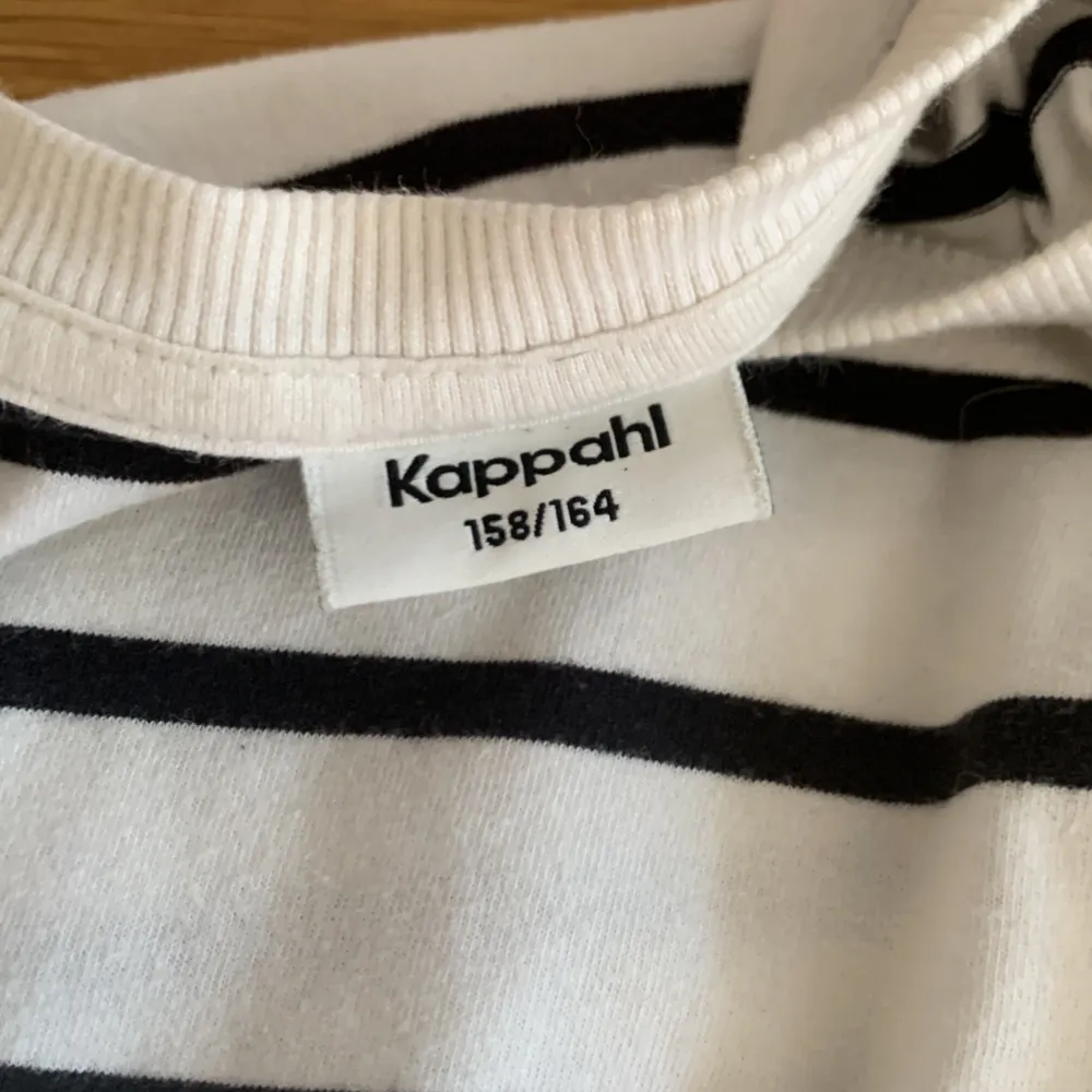 Säljer min fina randiga tröja från Kappahl. Fint skick storlek 158-164. 🌸 Köparen står för frakten. . Tröjor & Koftor.