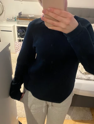 Sweatshirt - Jätteskön sweatshirt från weekday, knappt använd. Är mer turkos-grön än vad den ser ut på bilderna. Pris går att diskutera!