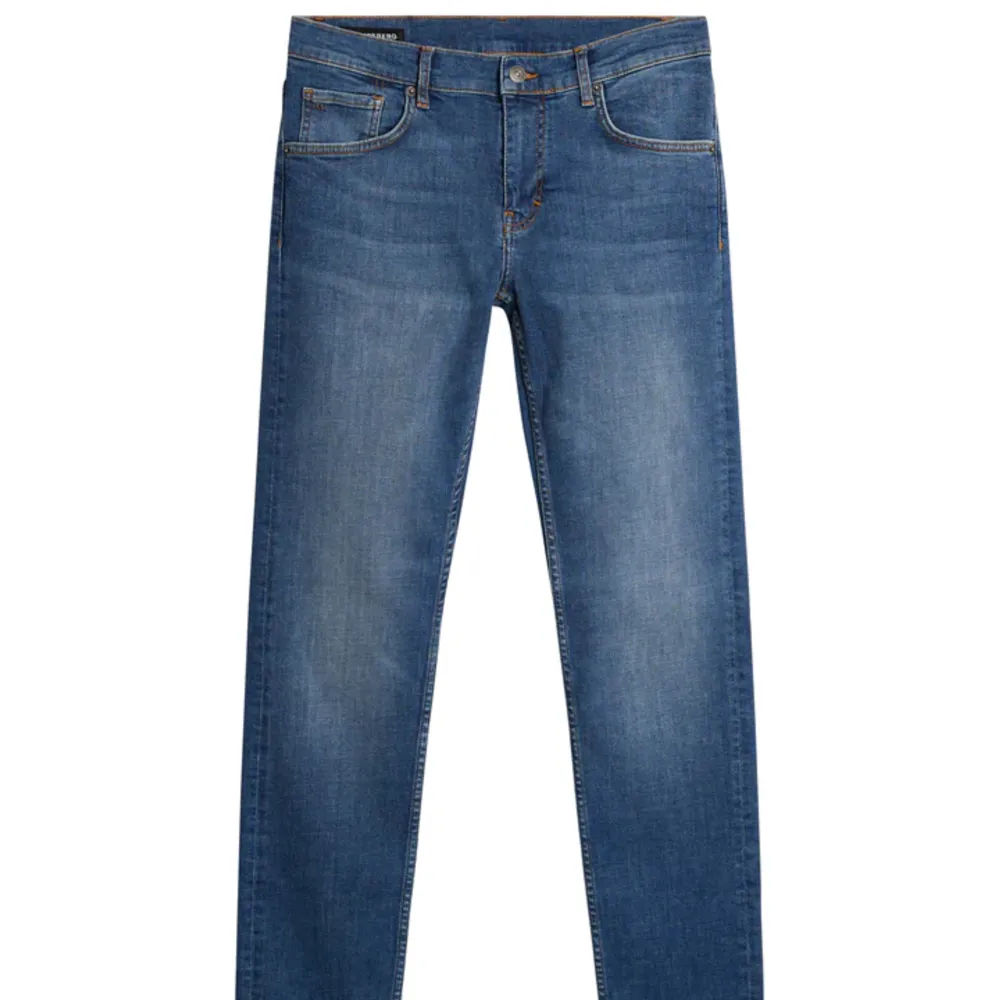 Säljer ett par riktigt snygga jeans från J Lindberg i storlek 29/32. Dem är slimmade i en mörkblå färg. Inga defekter utan ser helt oanvänd ut👌. Nypris 1500kr. Jeans & Byxor.