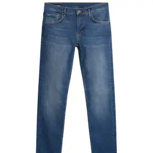 Säljer ett par riktigt snygga jeans från J Lindberg i storlek 29/32. Dem är slimmade i en mörkblå färg. Inga defekter utan ser helt oanvänd ut👌. Nypris 1500kr