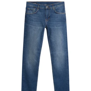 J Lindberg jeans - Säljer ett par riktigt snygga jeans från J Lindberg i storlek 29/32. Dem är slimmade i en mörkblå färg. Inga defekter utan ser helt oanvänd ut👌. Nypris 1500kr